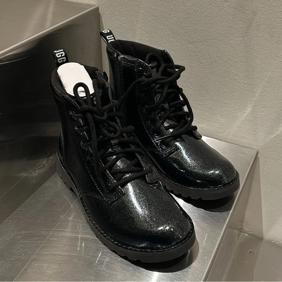 UGG Ryann Boot for Kids - Black Glittery Patent Girls Boots, US 4 🖤💛 - Picture 5 of 8